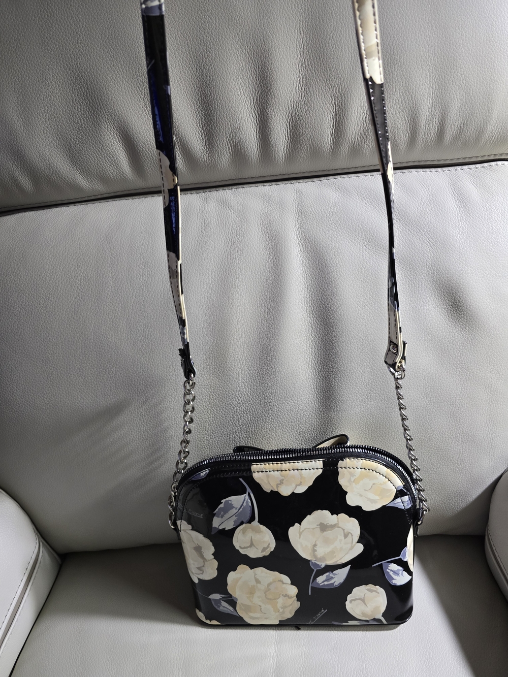 Betsy Johnson EUC Patent Crossbody Bag in Black and Cream w/ A Bow 9x8x3.75 - Picture 2 of 9